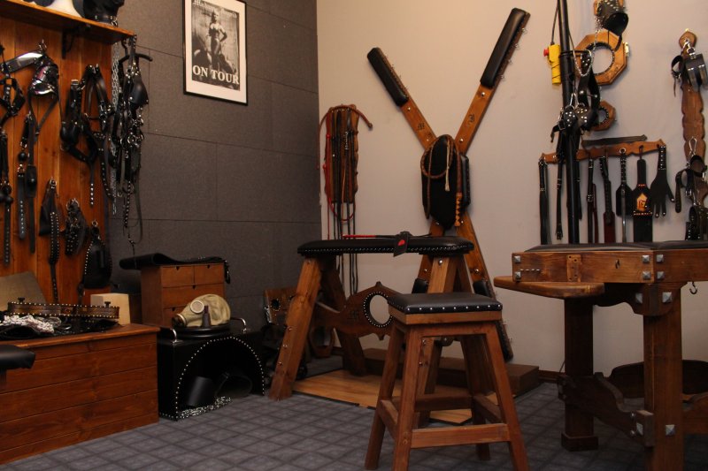 The equipment: When I get to work I love to be surrounded by the right atmosphere ... and by effective and safe equipment, custom built according to my indications. Benches, St. Andrew's crosses, pillories, cages and many other surprises that you will learn about.